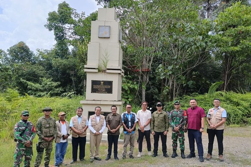 Konsul Republik Indonesia Tawau Aris Heru Utomo (kelima kiri) dan Pejabat Daerah (District Officer) Kalabakan Muhammad Mohd Ali (keenam kiri) bersama aparat Indonesia dan Malaysia saat mengecek persiapan jalur darat lintas batas titik A 708 yang akan Kalimantan Utara dan Sabah, Kamis (3/10/2024). (ANTARA/HO-Konsulat RI Tawau)