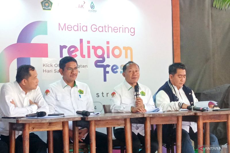 Spokesperson for the Religious Affairs Ministry, Sunanto (second from the right), at a media gathering in Jakarta on Monday (October 7, 2024). (ANTARA/Tri Meilani Ameliya)