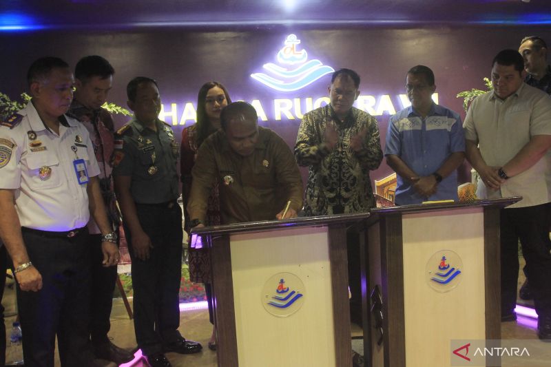 Pj Wali Kota Kupang Linus Lusi saat meresmikan pelayaran perdana KMP Dharma Rucitra VIII dari Kupang ke Ende-Labuan Bajo-Lembar dan Surabaya PP. ANTARA/Kornelis Kaha.
