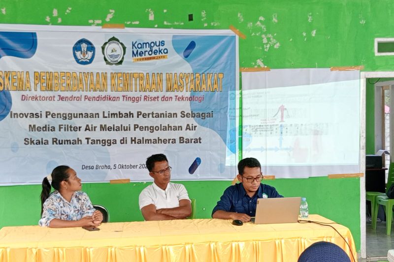 Unkhair Ternate sosialisasikan terkait inovasi penggunaan limbah pertanian ke warga di Braha Kabupaten Halmahera Barat, Senin (7/10/2024). ANTARA/Abdul Fatah