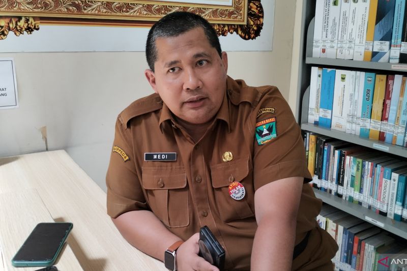 Kepala Badan Perencanaan Pembangunan Daerah (Bappeda) Sumatera Barat Medi Iswandi saat diwawancarai di Padang, Senin (7/10/2024). (ANTARA/Muhammad Zulfikar)