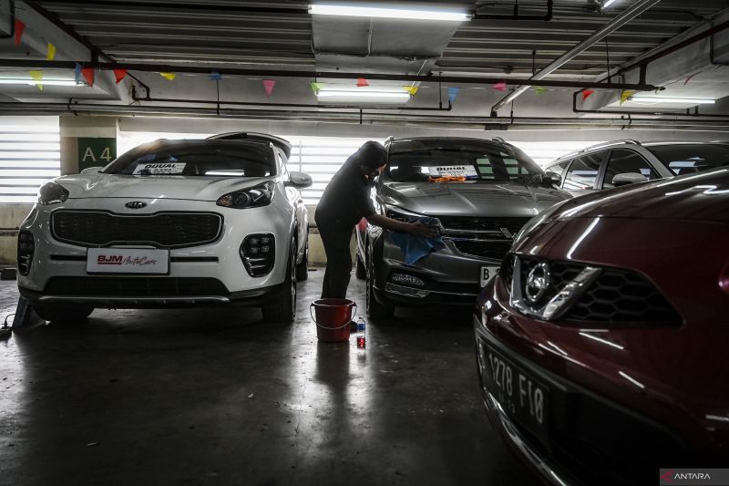 Arsip Foto - Pekerja memeriksa mobil bekas yang dijual di Bursa Mobil Bekas Blok M Mall, Jakarta, Senin (22/4/2024). (ANTARA FOTO/Erlangga Bregas Prakoso/wpa)