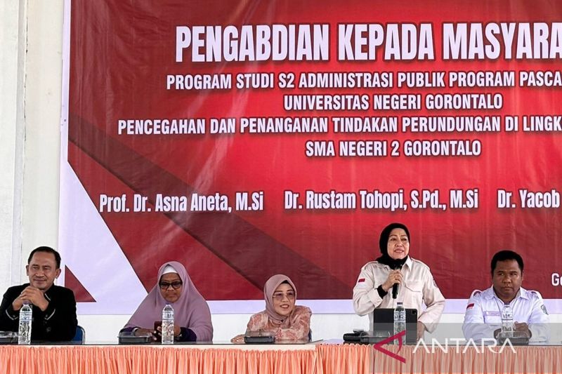 Prof. Dr. Asna Aneta, M.Si., Dr. Rustam Tohopi, S.Pd., M.Si., dan Dr. Yacob Noho Nani, S.Pd., M.Si. pada sosialisasi di SMA Negeri 2 Kota Gorontalo, Gorontalo. ANTARA/HO-UNG