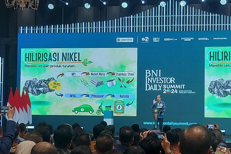 Presiden Joko Widodo saat berpidato dalam agenda pembukaan BNI Investor Daily Summit 2024 di Jakarta Convention Center (JCC), Senayan, Jakarta, Selasa (8/10/2024). (ANTARA/Andi Firdaus)