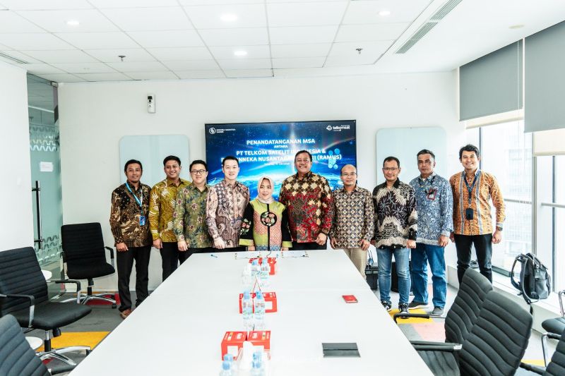 Direktur PT Bhinneka Nusantara Mandiri Nuraeni E. Sudirman dan Direktur Utama Telkomsat Lukman Hakim Abd Rauf pada penandatanganan MSA antara Telkomsat dan PT Bhinneka Nusantara Mandiri. ANTARA/HO-Humas Telkom (B)