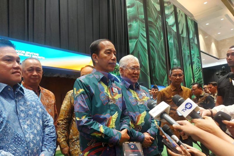 Presiden Joko Widodo memberikan keterangan kepada wartawan di JCC, Jakarta, Selasa (8/10/2024). (ANTARA/Andi Firdaus)