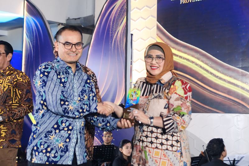 Pj Bupati Lumajang Indah Wahyuni menerima penghargaan dalam Apresiasi Pusaka 2024 yang berlangsung di Plaza Insan Berprestasi, Gedung A Kantor Kemendikbudristek, Jakarta, Senin (7/10/2024) malam. (ANTARA/HO-Diskominfo Lumajang)