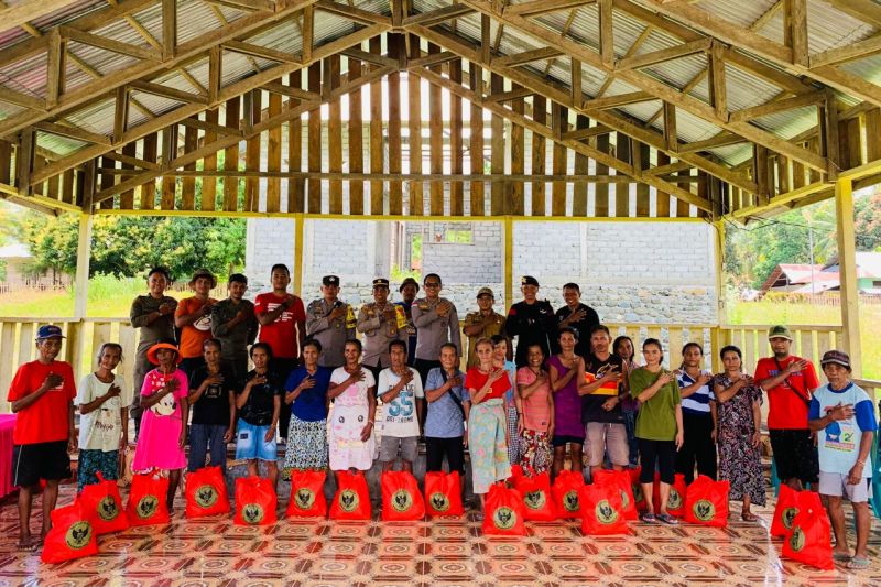 Satgas Operasi Madago Raya Polda Sulteng membagikan sembako dan kursi roda bagi warga yang membutuhkan di wilayah operasi, Kabupaten Tojo Una-una, Selasa (8/10/2024). (ANTARA/HO-Humas Polda Sulteng)