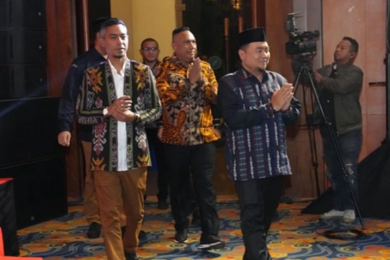 Ketua KPU RI Mochammad Afifuddin dan Ketua KPU Maluku. (ANTARA/Winda Herman)