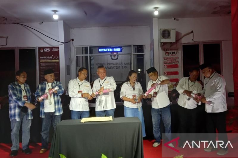Empat pasangan calon peserta Pilkada Kabupaten Sigi saat mengambil undian nomor urut di kantor KPU Kabupaten Sigi, Desa Maku, Kecamatan Dolo, beberapa waktu lalu. (ANTARA/Moh Salam)