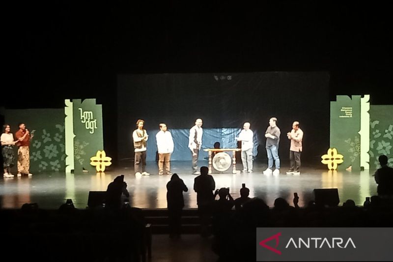 Pembukaan pameran seni bertajuk Kriyasana Mahasiswa Desain Grafis Indonesia (KMDGI) XV di Institut Seni Indonesia (ISI) Yogyakarta. Selasa (8/10/2024) (ANTARA/Hery Sidik)