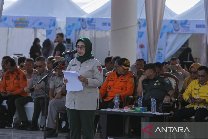 Deputi Bidang Pencegahan BNPB Prasinta Dewi saat mengikuti apel kesiapsiagaan penanggulangan bencana dalam peringatan bulan Pengurangan Risiko Bencana (PRB) di Balai Meseuraya Aceh, Banda Aceh, Aceh, Selasa (8/10/2024). (ANTARA/Khalis Surry)
