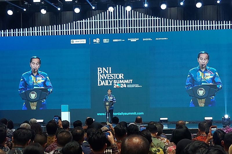 Presiden Joko Widodo saat menyampaikan pidato sambutan dalam agenda pembukaan BNI Investor Daily Summit 2024 di Jakarta Convention Center (JCC), Senayan, Jakarta, Selasa (8/10/2024). ANTARA/Andi Firdaus