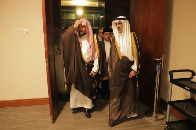 Grand Imam of Nabawi Mosque, Sheikh Ahmad bin Ali Al-Hudzaifi (left), and Saudi Arabian Ambassador to Indonesia Faisal Bin Abdullah H. Amodi at the Soekarno-Hatta Airport, Tangerang, Banten, on Monday (October 7, 2024). (ANTARA/HO-Religious Affairs Ministry/rst)