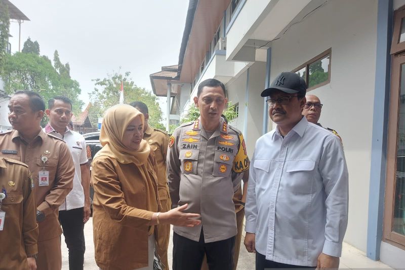 Menteri Sosial Saifullah Yusuf (kanan), Kapolres Metro Tangerang Kota Kombes Zain Dwi Nugroho (tengah) dan Ketua KPAI Ai maryati solihah (kiri) saat mengunjungi Rumah Perlindungan Sosial (RPS) Dinsos Kota Tangerang, Selasa (8/10/2024), untuk memantau aktivitas 12 anak yang direlokasi Pemkot terkait dugaan kasus pelecehan seksual di Panti Asuhan Darussalam An'Nur di Kunciran Pinang. (ANTARA/Irfan)
