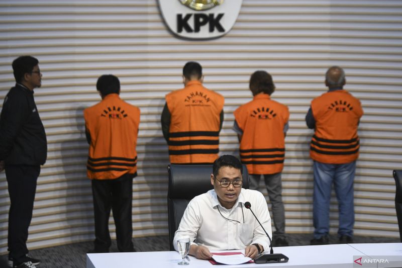 Direktur Penyidikan KPK Asep Guntur memberikan keterangan pers terkait penahanan tersangka kasus dugaan korupsi di Gedung Merah Putih KPK, Jakarta, Rabu (18/9/2024). KPK menahan empat tersangka kasus dugaan korupsi pengadaan tanah di Rorotan, Jakarta, oleh Perumda Pembangunan Sarana Jaya pada periode 2019-2020 yang menyebabkan kerugian negara sebesar Rp233 miliar. ANTARA FOTO/Hafidz Mubarak A/Spt.