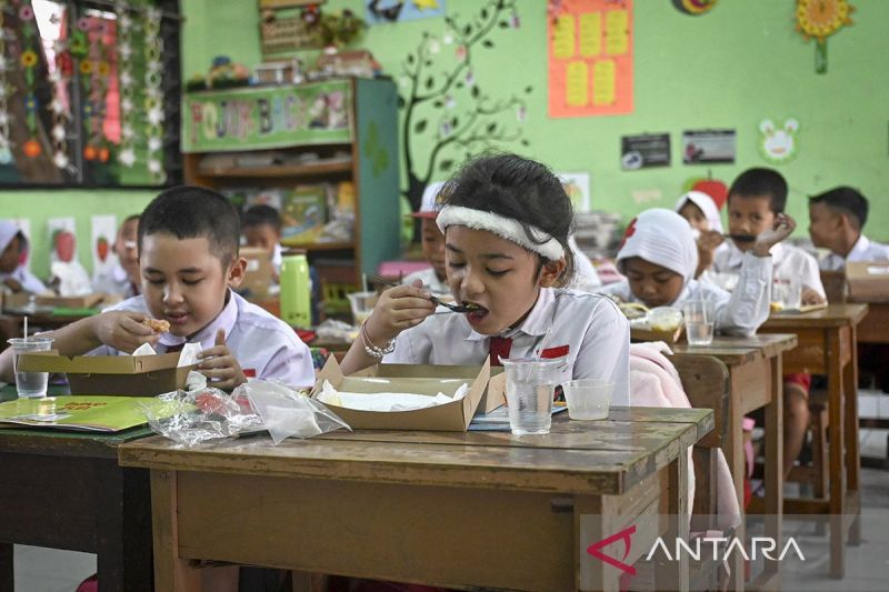Siswa menyantap makanan saat pelaksanaan uji coba makan bergizi gratis di SDN 07 Cideng, Jakarta, Senin (19/8/2024). ANTARA FOTO/Muhammad Ramdan/tom/aa.