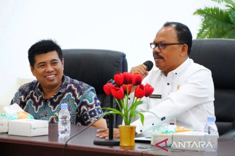 Kepala Bidang Penanganan Fakir Miskin Dinsos Kaltim Saprudin Saida Panda (kanan) saat brainstorming bersama Dinsos Jateng. (ANTARA/HO-Dinsos Kaltim)