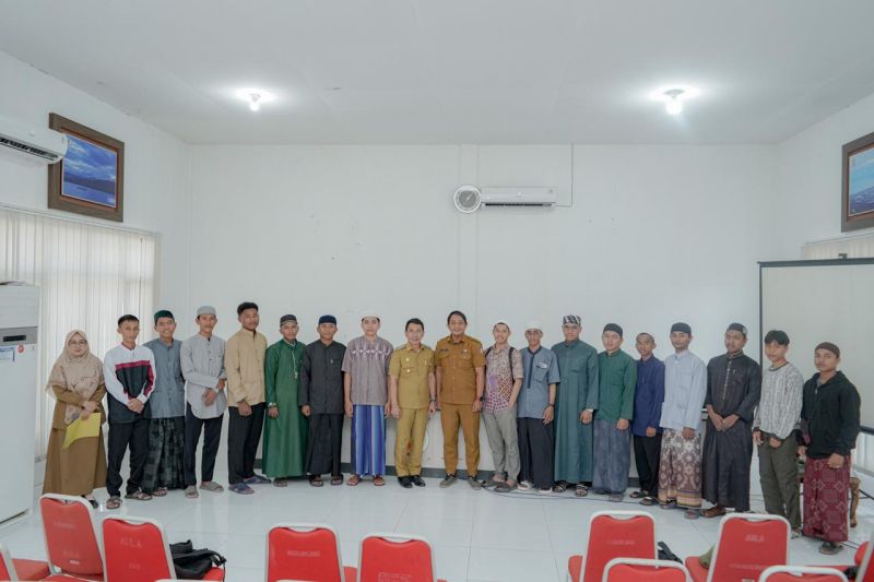 Bupati Sigi Mohamad Irwan Lapatta saat melepas 16 orang untuk menempuh pendidikan di Universitas Al-Ahgaff Yaman berdasarkan Program Beasiswa Pendidikan Sigi Masagena, Selasa (8/10/2024). (ANTARA/HO-Pemkab Sigi)