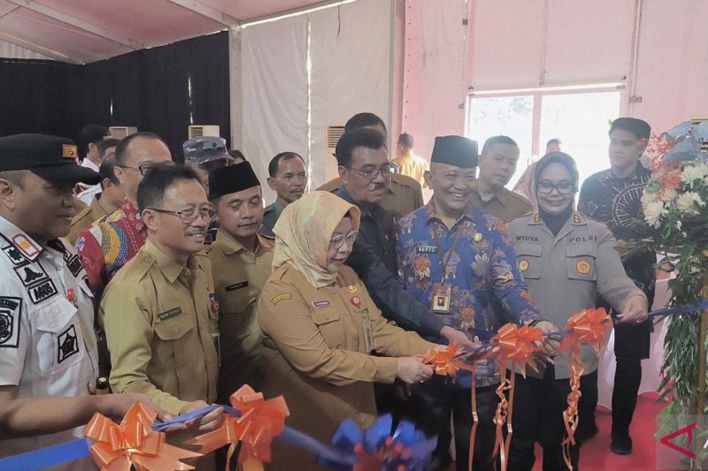 Pembukaan bursa pencarian kerja atau Job Fair Provinsi Banten di Masjid Syekh Nawawi Al Bantani KP3B Serang,Selasa (8/10/2024). (ANTARA/Devi Nindy)