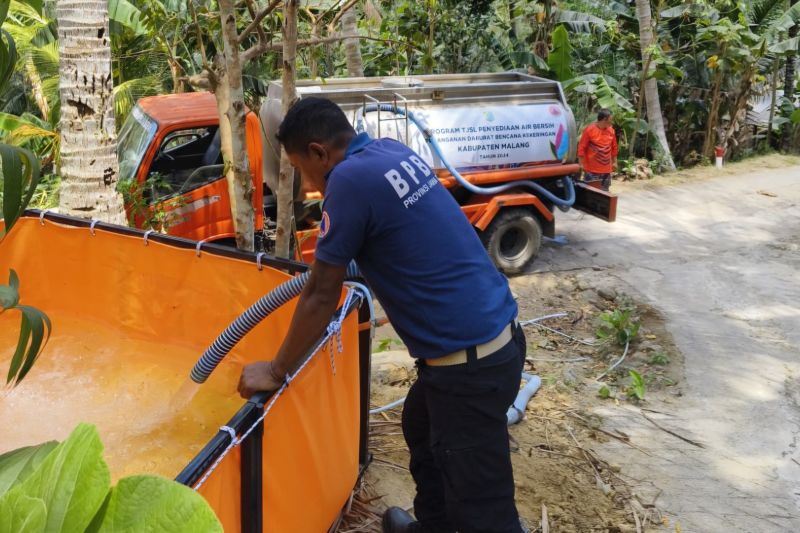 Arsip Foto : Petugas BPBD Kabupaten Malang mendistribusikan air bersih di salah satu desa beberapa waktu lalu. (ANTARA/HO-BPBD Kabupaten Malang)