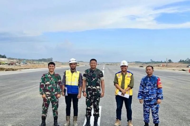 Panglima Komando Operasi Udara II (Pangkoopsud II), Marsda TNI Budhi Achmadi (tengah) saat melakukan pemeriksaan di Bandara VVIP IKN, Minggu (6/10/2024) (ANTARA/Ho-Humas TNI AU)