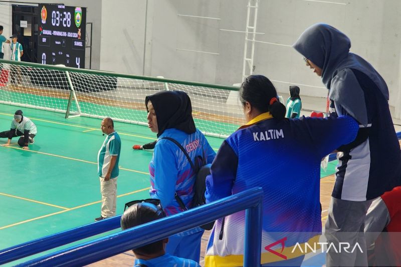 Sukarelawan pendamping kontingen Peparnas XVII saat memandu atlet Goalball yang menunggu pertandingan di GOR UNS Surakarta, Selasa (8/10/2024). (ANTARA/I.C. Senjaya)