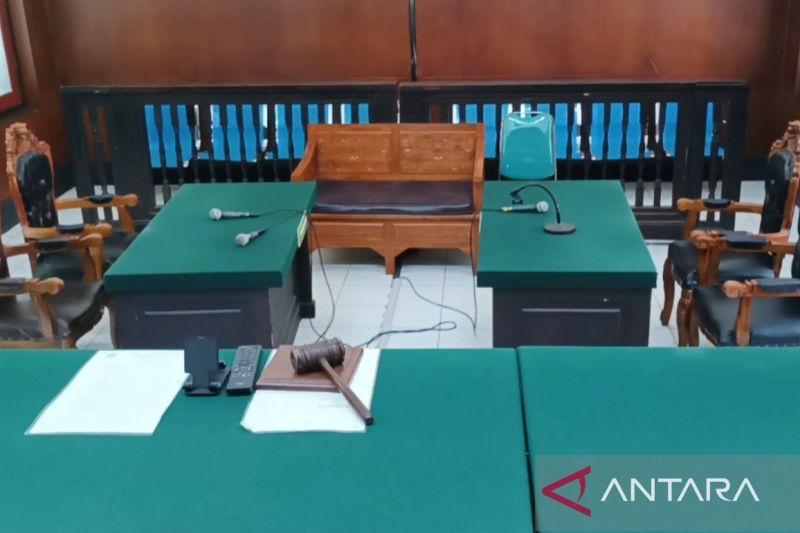 Arsip foto - Hakim mengosongkan jadwal sidang di Pengadilan Negeri Surabaya, Senin (7/10/2024). ANTARA/Hanif Nashrullah