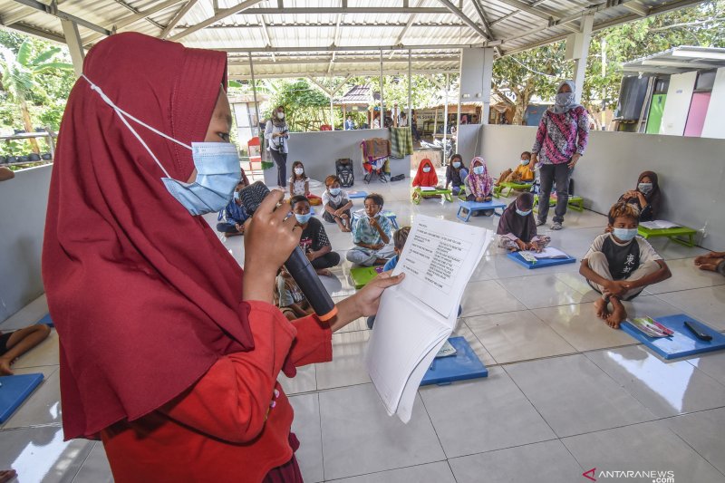 Sejumlah anak belajar berbahasa Inggris di Ruang Pintar yang disediakan oleh Indonesia Tourism Development Corporation (ITDC) dan Permodalan Nasional Madani (PNM) di HPL 94, Desa Kuta, Kecamatan Pujut, Lombok Tengah, NTB, Minggu (14/2/2021). Ruang Pintar dengan berbagai fasilitas berupa Bale Belajar, komputer jinjing, buku bacaan dan jaringan internet tersebut merupakan sarana belajar bagi anak-anak untuk meningkatkan kemampuan berkomunikasi dalam bahasa Inggris untuk menyiapkan kemampuanÊmasyar
