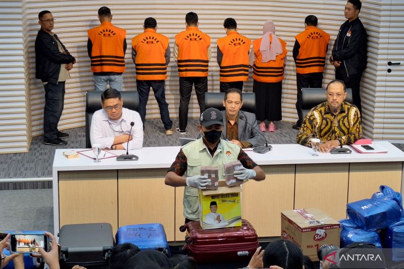 Penyidik KPK perlihatkan uang tunai yang disita sebagai barang bukti dalam operasi tangkap tangan (OTT) di Provinsi Kalimantan Selatan dalam konferensi pers di Gedung Merah Putih KPK, Jakarta Selatan, Selasa (8/10/2024). ANTARA/Fianda Sjofjan Rassat