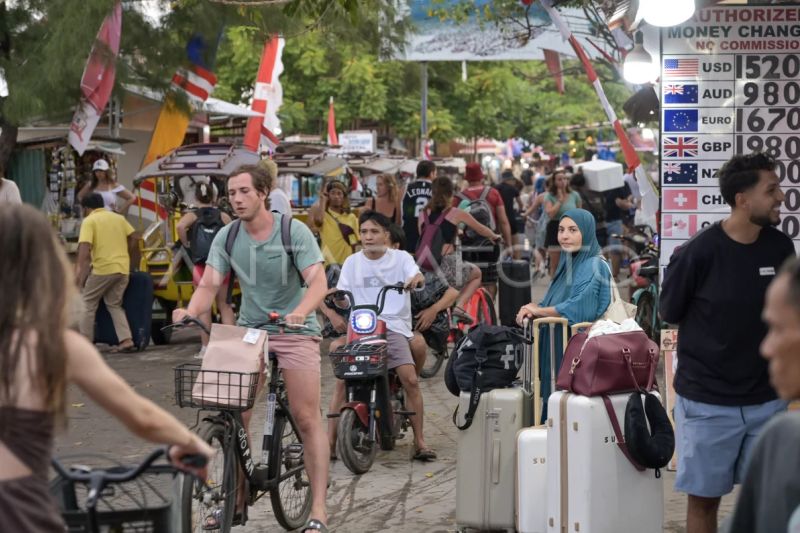 Sejumlah wisatawan berada di jalan menuju pelabuhan Gili Trawangan, Desa Gili Indah, Kecamatan Pemenang, Tanjung, Lombok Utara, NTB, Jumat (16/8/2024). (ANTARA FOTO/Ahmad Subaidi/YU)