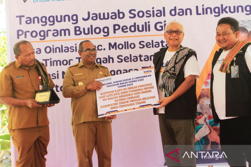 Direktur Human Capital Perum Bulog Sudarsono Hardjosoekarto (kanan) disaksikan Kepala Kanwil Perum Bulpg Wilayah NTT Himawan menyeahkan secara simbolis bantuan beras fortivit untuk penanganan stunting dan gizi buruk di desa Oinlasi kepada PJ Bupati Seperius Edison Sipa di desa Oinlasi, Kabupaten TTS, Selasa. ANTARA/Kornelis Kaha.