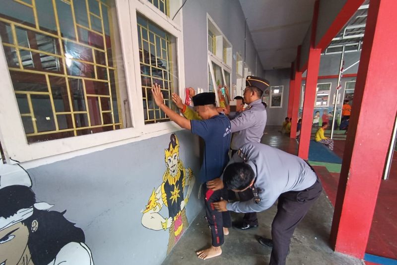 Petugas LPKA Palu melakukan penggeledahan terhadap anak binaan untuk menciptakan lingkungan pembinaan yang aman dan kondusif di Kota Palu, Selasa (8/10/2024). (ANTARA/HO-Kanwil Kemenkumham Sulteng)