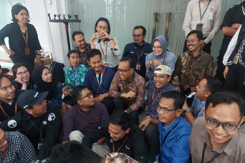 Menteri Sekretaris Negara Pratikno (tengah) saat berpamitan kepada wartawan Istana Kepresidenan RI di ruang kerja wartawan kompleks Istana Kepresidenan RI, Jakarta, Selasa (8/10/2024). ANTARA/Andi Firdaus
