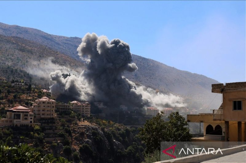 Gerakan Palestina Hamas menyatakan bahwa Israel telah membunuh Komandan Fateh Sharif dan keluarganya di Lebanon dalam serangan udara yang menghantam rumahnya di kamp pengungsi El-Buss, Lebanon selatan, Senin (30/9/2024). ANTARA/Anadolu/py/am.