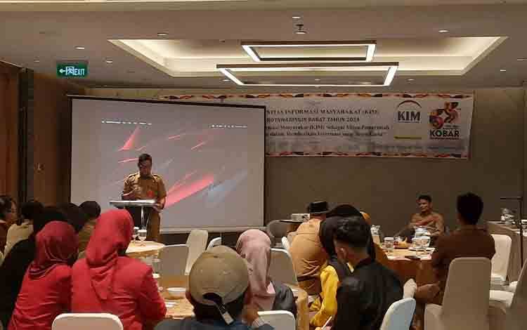 Plt Kadis Kominfo Kobar Alfan Khusnaini saat membuka Workshop KIM di Hotel Mercure Pangkalan Bun.