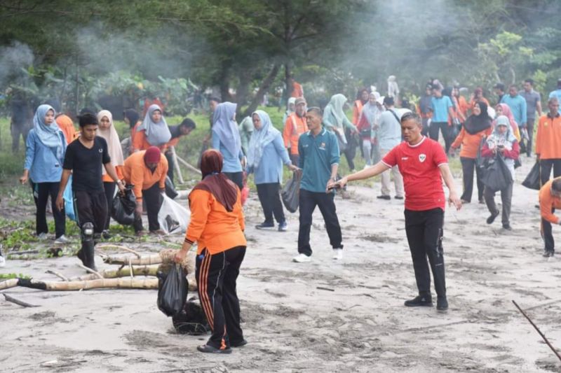Penjabat Wali Kota Pariaman, Sumbar Roberia mengarahkan tenaga honorer saat aksi pembersihan pantai dari sampah pada 'Gerakan 1491 di Pariaman, Selasa. Antara/HO-Diskominfo Pariaman