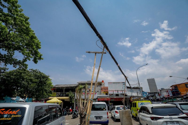 Pemerintah Kota (Pemkot) Bandung menargetkan untuk membebaskan tiga ruas jalan utama dari kabel udara di Kota Bandung, Jawa Barat, Selasa (8/10/2024). (ANTARA/HO-Pemkot Bandung)