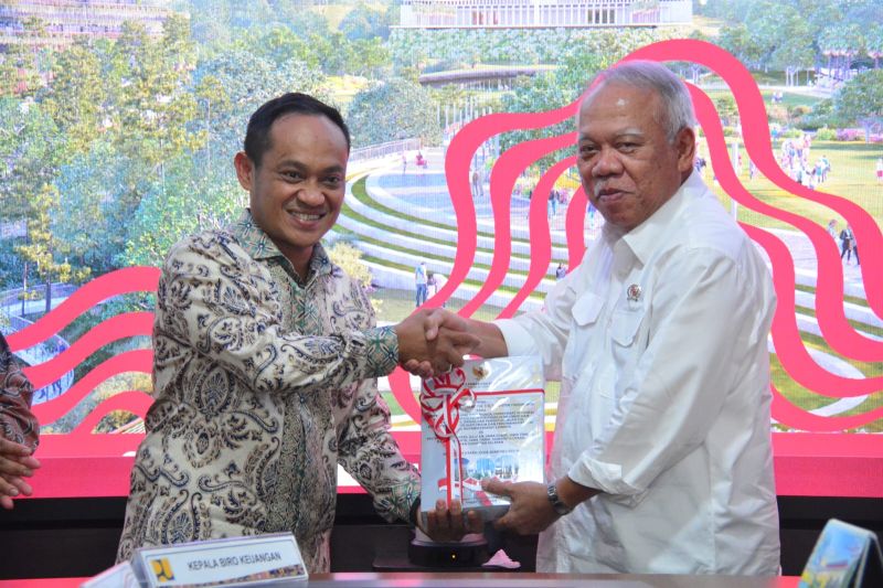 Anggota IV BPK/Pimpinan Pemeriksaan Keuangan Negara IV Haerul Saleh saat menyerahkan Laporan Hasil Pemeriksaan (LHP) Dengan Tujuan Tertentu (DTT) Kementerian Pekerjaan Umum dan Perumahan Rakyat (PUPR). kepada Menteri PUPR Basuki Hadimuljono di Jakarta, Kamis (3/10/2024). ANTARA/HO-BPK (Muhammad Baqir Idrus Alatas)