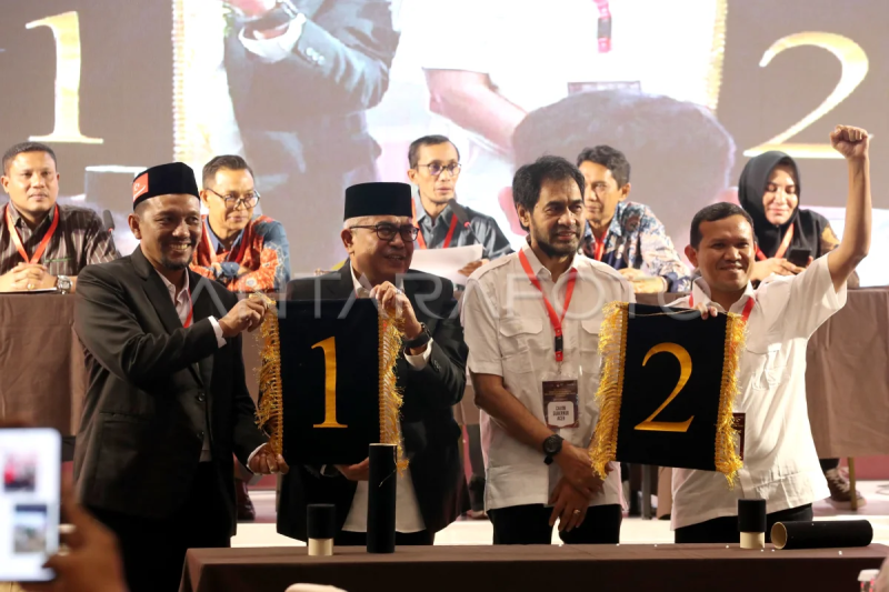 Arsip - Dua pasangan kandidat Gubernur dan Wakil Gubernur Aceh 2024 memperlihatkan nomor urut masing-masing usai pengundian, di Aceh Besar, Senin (23/9/2024) ANTARA FOTO/Irwansyah Putra