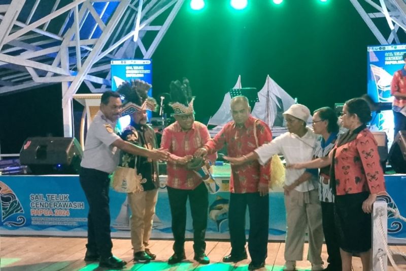 Pelaksana Tugas Sekretaris Daerah Kabupaten Biak Numfor, Papua ZL Mailoa (tiga kiri) bersama Forkompinda dan Ketua DPRD Milka Rumaropen dan Forkompinda membuka Sail Teluk Cenderawasih 2024, Selasa malam (8/10).ANTARA/Muhsidin (foto)