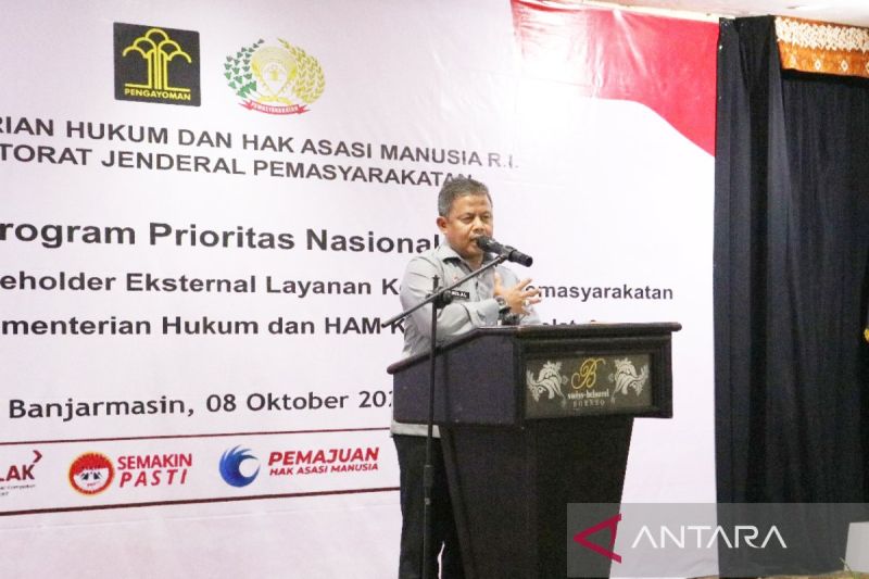 Direktur Perawatan Kesehatan dan Rehabilitasi Kemenkumham Maulidi Hilal saat membuka kegiatan penguatan jejaring eksternal layanan kesehatan pemasyarakatan di Banjarmasin, Selasa (8/10/2024). (ANTARA/Firman)