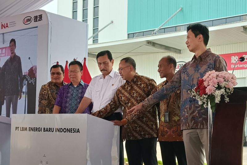 Coordinating Minister for Maritime Affairs and Investment, Luhut Binsar Pandjaitan (third left), inaugurates Lithium Iron Phosphate (LFP) battery production by PT LBM Energi Baru Indonesia in the Kendal Industrial Area (KIK), Central Java, on Tuesday (October 8, 2024). (ANTARA/Zuhdiar Laeis/rst)