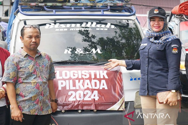Ketua KPU Kalsel Andi Tenri Sompa bersama Ketua Bawaslu Kalsel Aries Mardiono saat melepas keberangkatan logistik pilkada di Banjarmasin, Selasa (8/10/2024). (ANTARA/Firman)