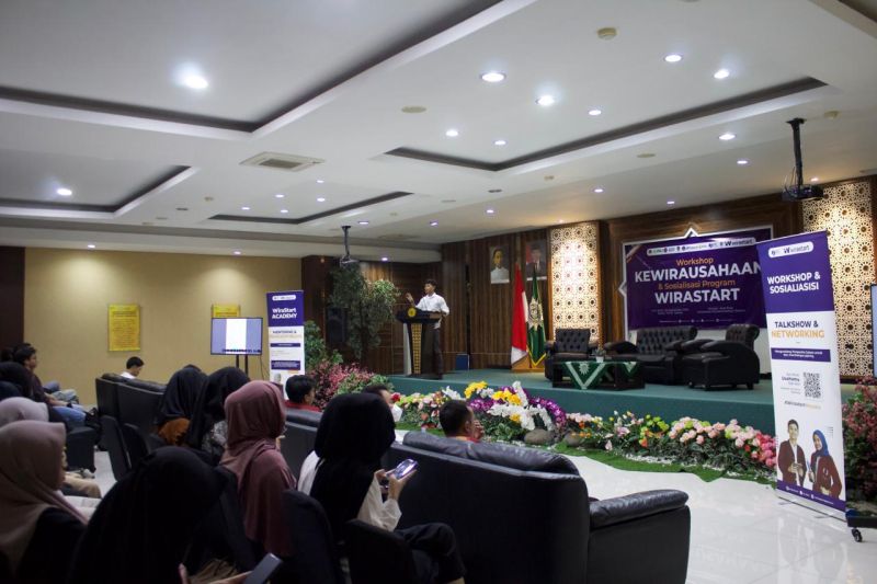 Socio Technopreneur Center Institut Teknologi dan Bisnis Ahmad Dahlan Jakarta (STC ITB-AD) bekerja sama dengan Fakultas Ilmu Sosial dan Ilmu Politik Universitas Muhammadiyah Jakarta (FISIP UMJ) menyelenggarakan sosialisasi program WiraStart 2024 dan workshop kewirausahaan di Aula FISIP UMJ, Tangerang Selatan. (ANTARA/HO-ITB Ahmad Dahlan)