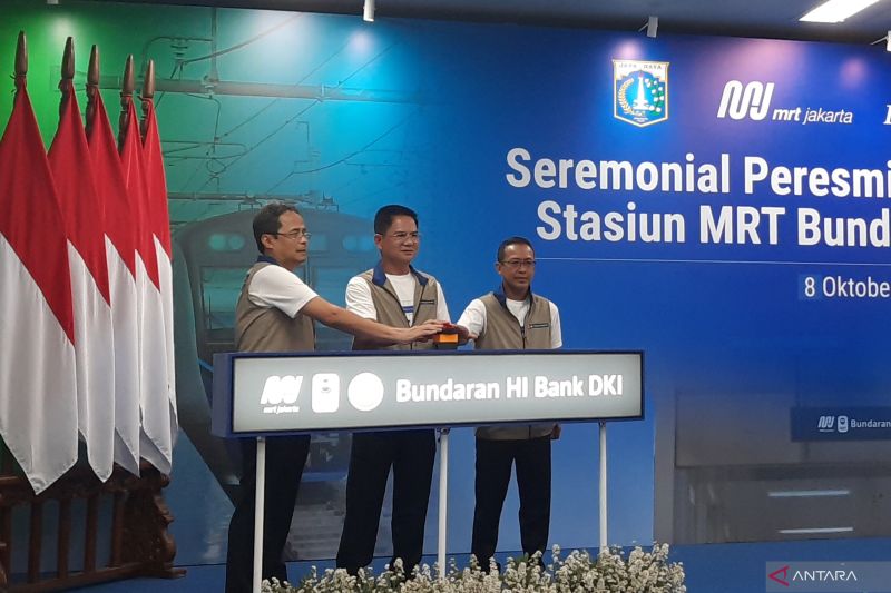 Dari kiri ke kanan: Direktur Utama PT Bank DKI Agus H. Widodo, bersama Kepala Dinas Perhubungan DKI Jakarta Syafrin Liputo dan Direktur Utama PT MRT Jakarta (Perseroda) Tuhiyat dalam acara "Seremonial Peresmian Hak Penamaan Stasiun MRT Bundaran HI Bank DKI" di Jakarta, Selasa (8/10/2024). ANTARA/Lia Wanadriani Santosa