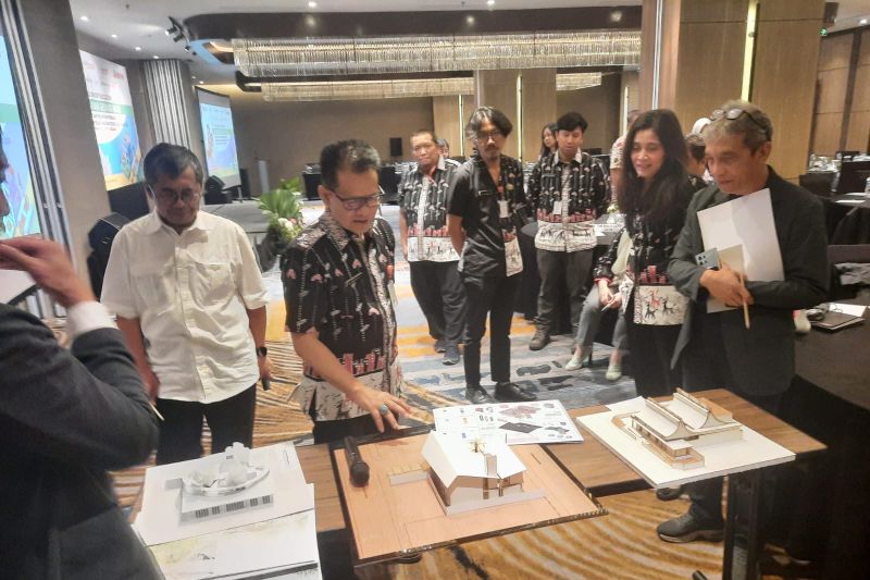 Kepala Dinas Penataan Ruang Kota Semarang Mohamad Irwansyah di sela penjurian lomba desain bangunan gedung hijau (BGH) di Semarang, Selasa (8/20/2024). (ANTARA/Zuhdiar Laeis)