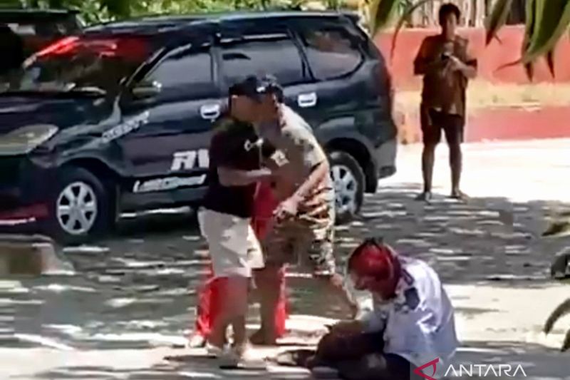 Tangkapan layar - Seorang petugas Dinas Pehubungan (Dishub) Pemkab Bantaeng diamuk warga diduga telah melukai warga sesaat melakukan razia di kawasan wisata Pantai Marina Kabupaten Bantaeng, Sulawesi Selatan, Selasa (8/10/2024). (ANTARA/Darwin Fatir)