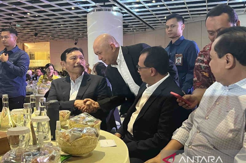 Menteri Koordinator Bidang Kemaritiman dan Investasi (Menko Marves) Luhut Binsar Pandjaitan (kiri), bersalaman dengan Menteri Koperasi dan UKM Teten Masduki (kedua kiri), Menteri Perhubungan Budi Karya Sumadi (kedua kanan) dalam peluncuran buku berjudul "BKS dari Underdog Jadi Menteri" di Jakarta, Selasa (8/10/2024). ANTARA/Harianto