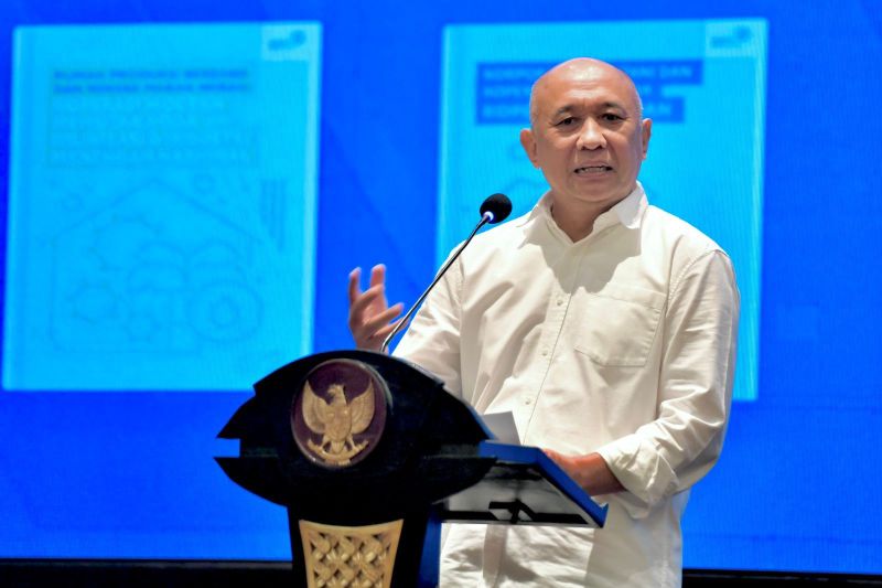 Menteri Koperasi dan UKM Teten Masduki berbicara dalam acara bedah buku serial Pengarusutamaan Strategi Pengembangan Koperasi dan UKM di Tangerang, Selasa (8/10/2024). (ANTARA/HO-Kemenkop UKM)